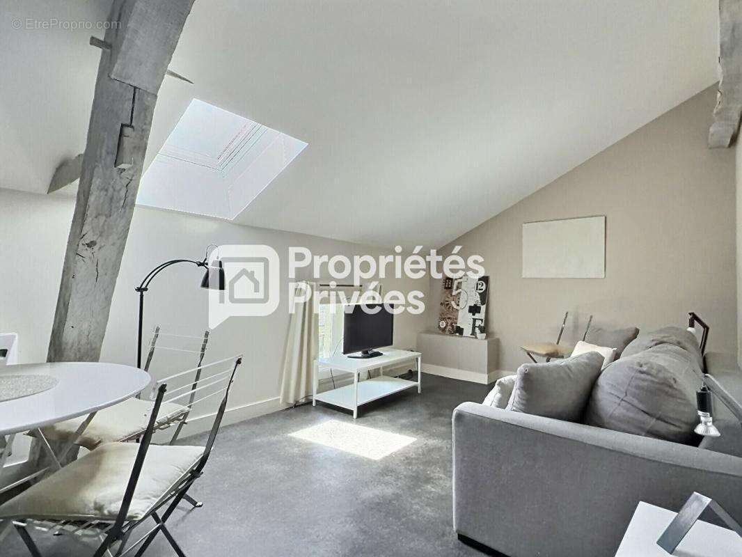 Superbe immeuble rénové d'env. 430m²  avec 7 appartements T2 meublés + 2 locaux commerciaux et caves en plein centre historique  - photo 17