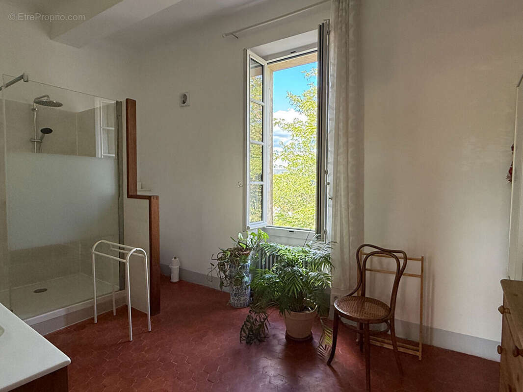 Maison à LA ROQUE-D&#039;ANTHERON