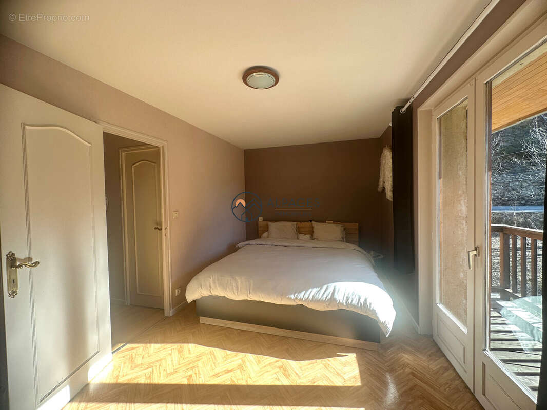 chambre balcon - R1 - Appartement à GUILLESTRE