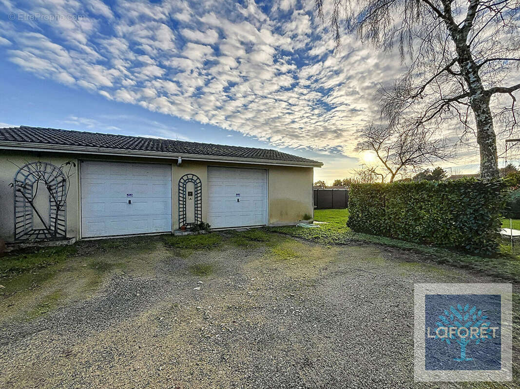 Maison à BUSSAC-FORET