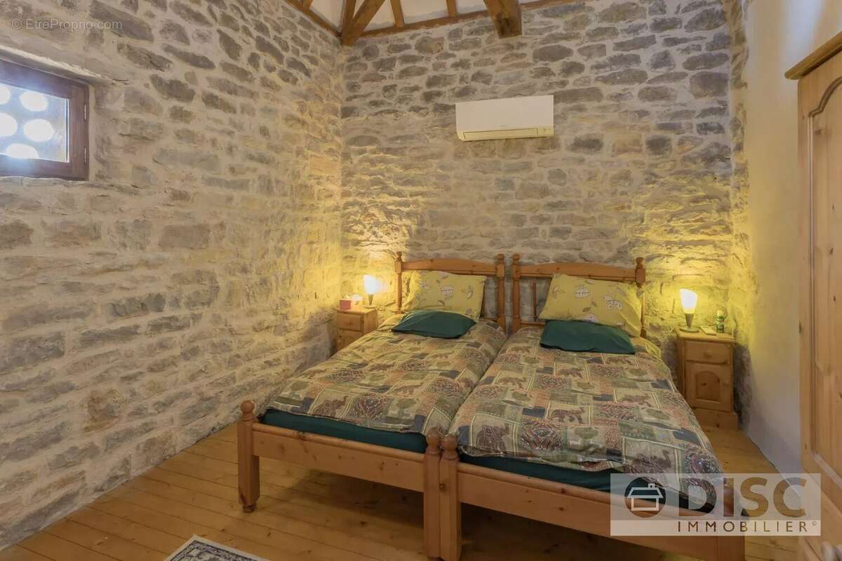 Charmante maison en pierre avec piscine et jardin privé de 2 450 m² - photo 12