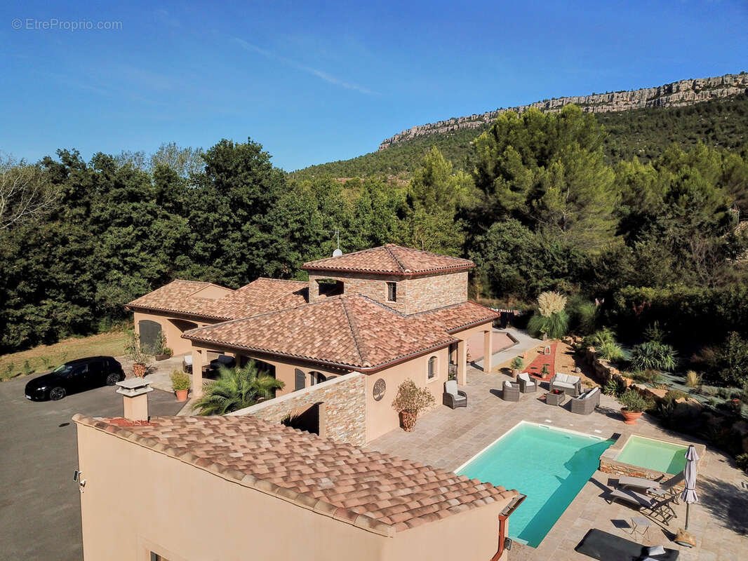 Maison à CHATEAUNEUF-LE-ROUGE