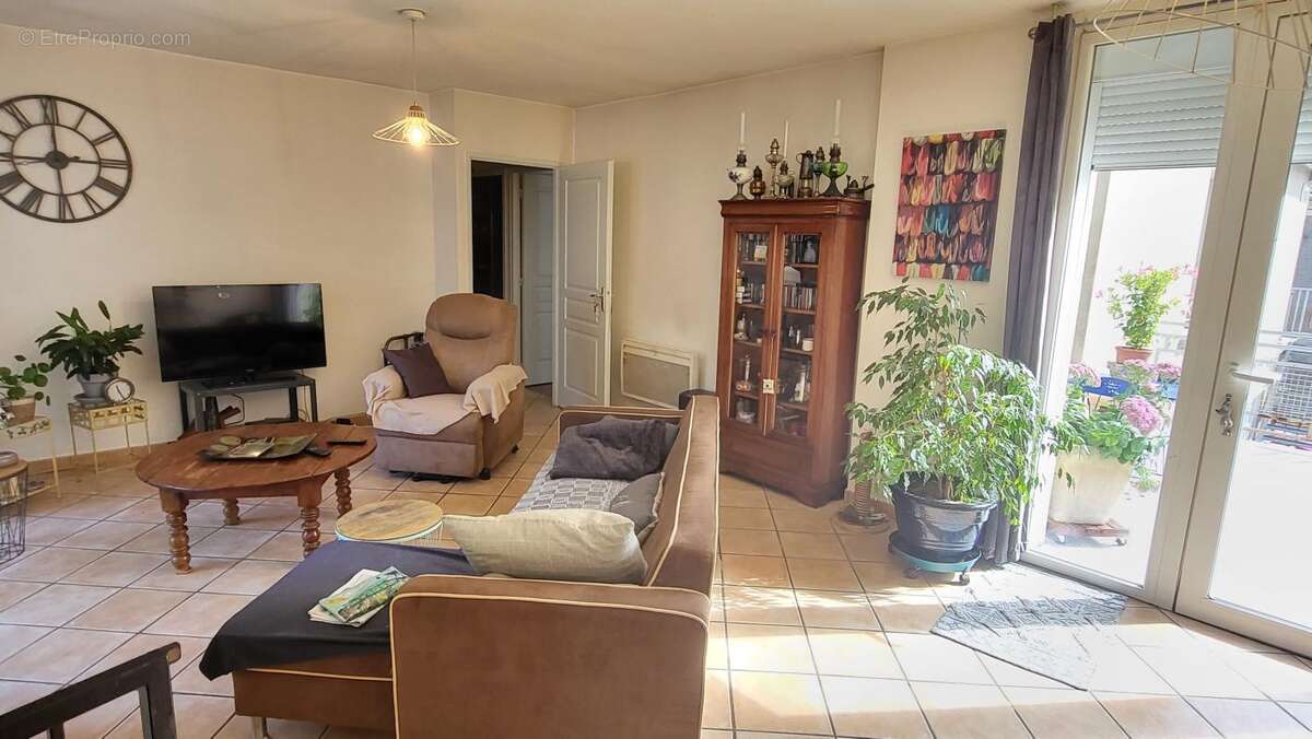 Immeuble de Rapport - 4 appartements et 2 entrepôts - photo 2