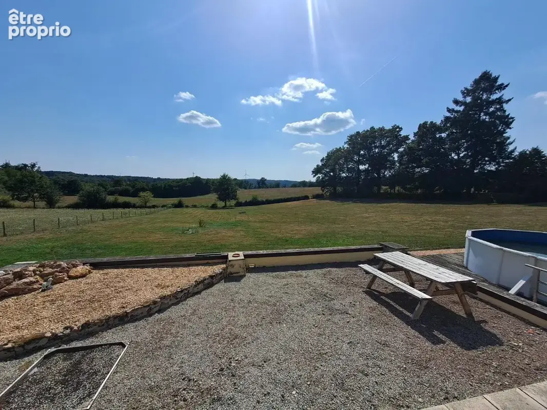Charmante propriété individuelle en pierre rénovée avec grange, hangar, grand jardin, piscine et magnifique vue dégagée sur la c - photo 3