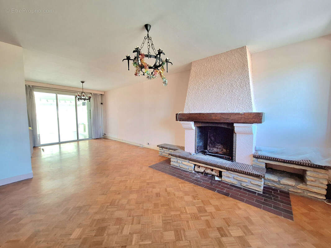 A vendre maison 141 m2 à fort potentiel et idéalement placée à Domérat équipé d'un ascenseur. - photo 7