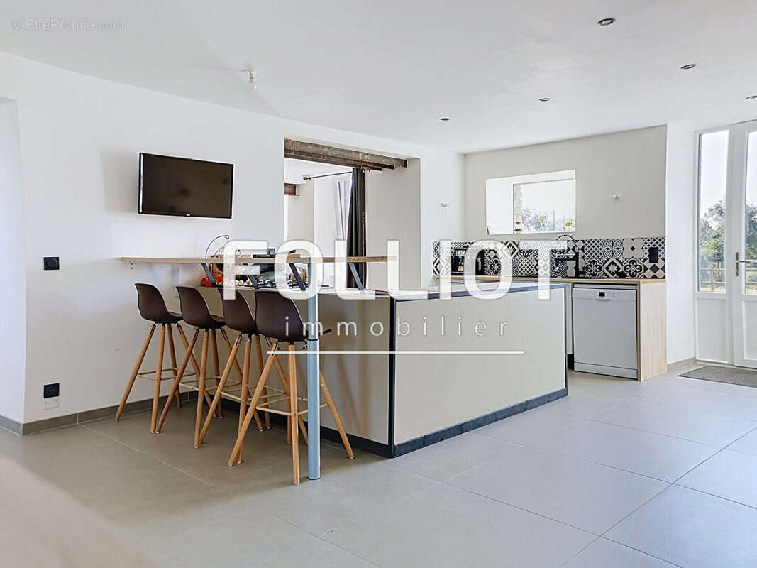 Maison avec dépendances sur 1 hectare - photo 3