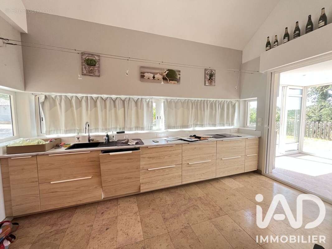 Maison 276 m² à Montmorillon  - photo 3