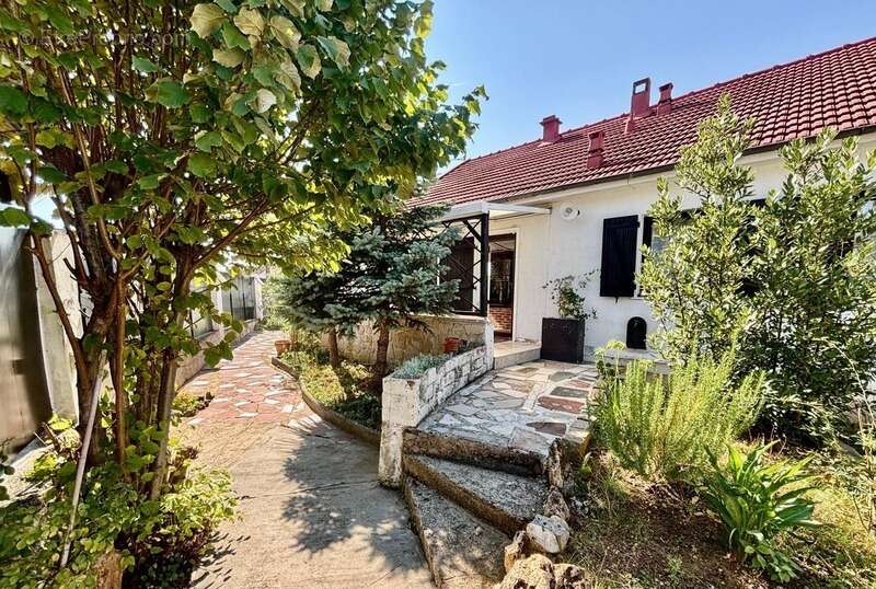 Maison à VERT-SAINT-DENIS