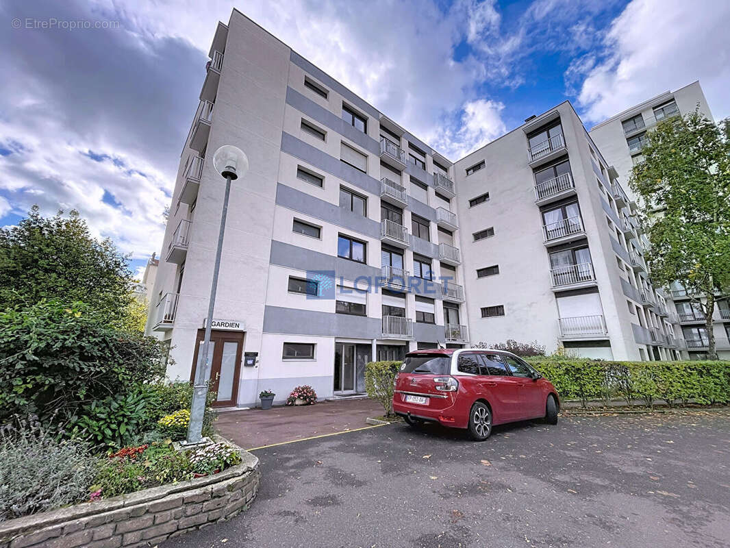 Appartement à COURBEVOIE