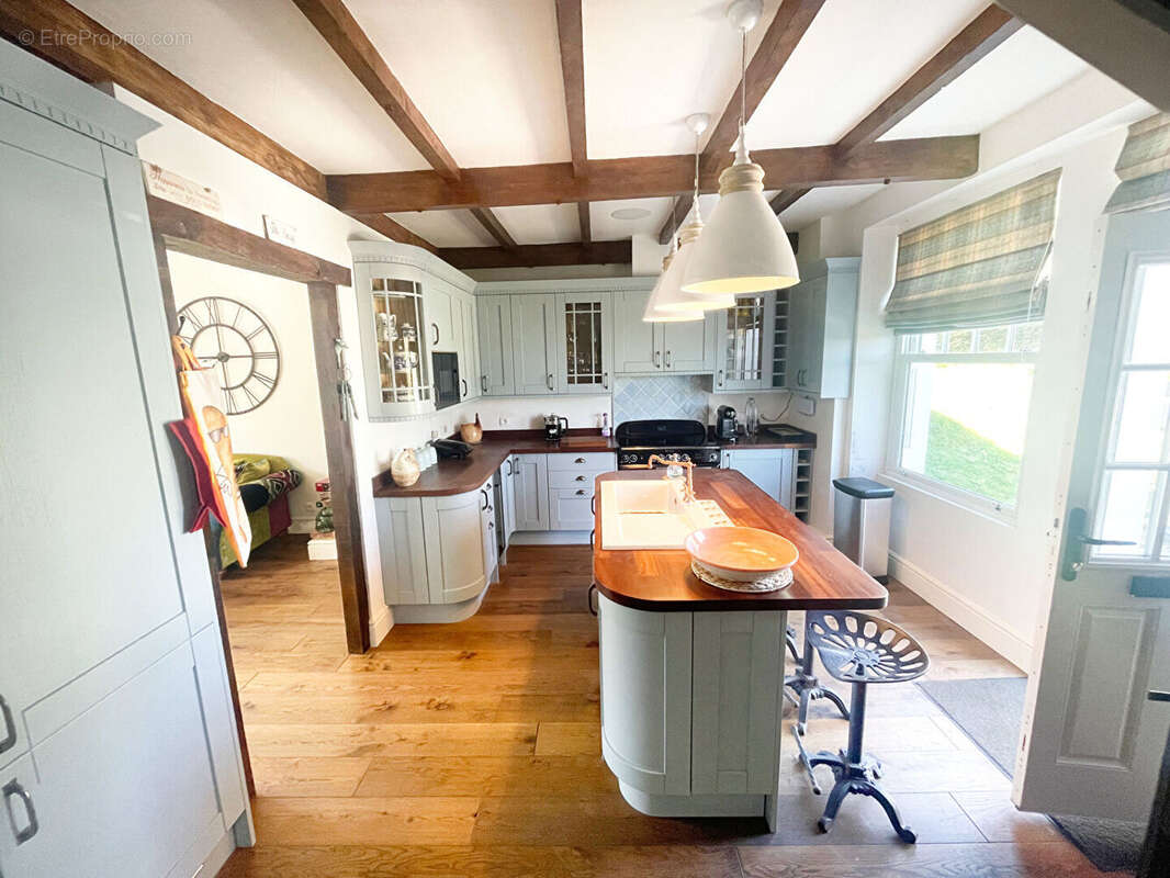 FINISTÈRE: Proche Huelgoat. Belle maison de campagne rénovée avec 3 ch, 2 sdb et jardin. - photo 5