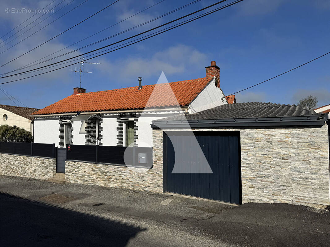 Maison à SAINT-ETIENNE-DU-BOIS