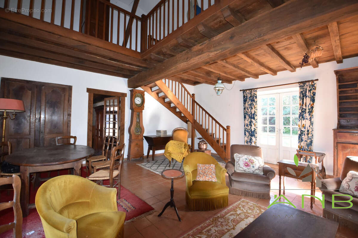 Maison 210 m² à Montbron  - photo 4