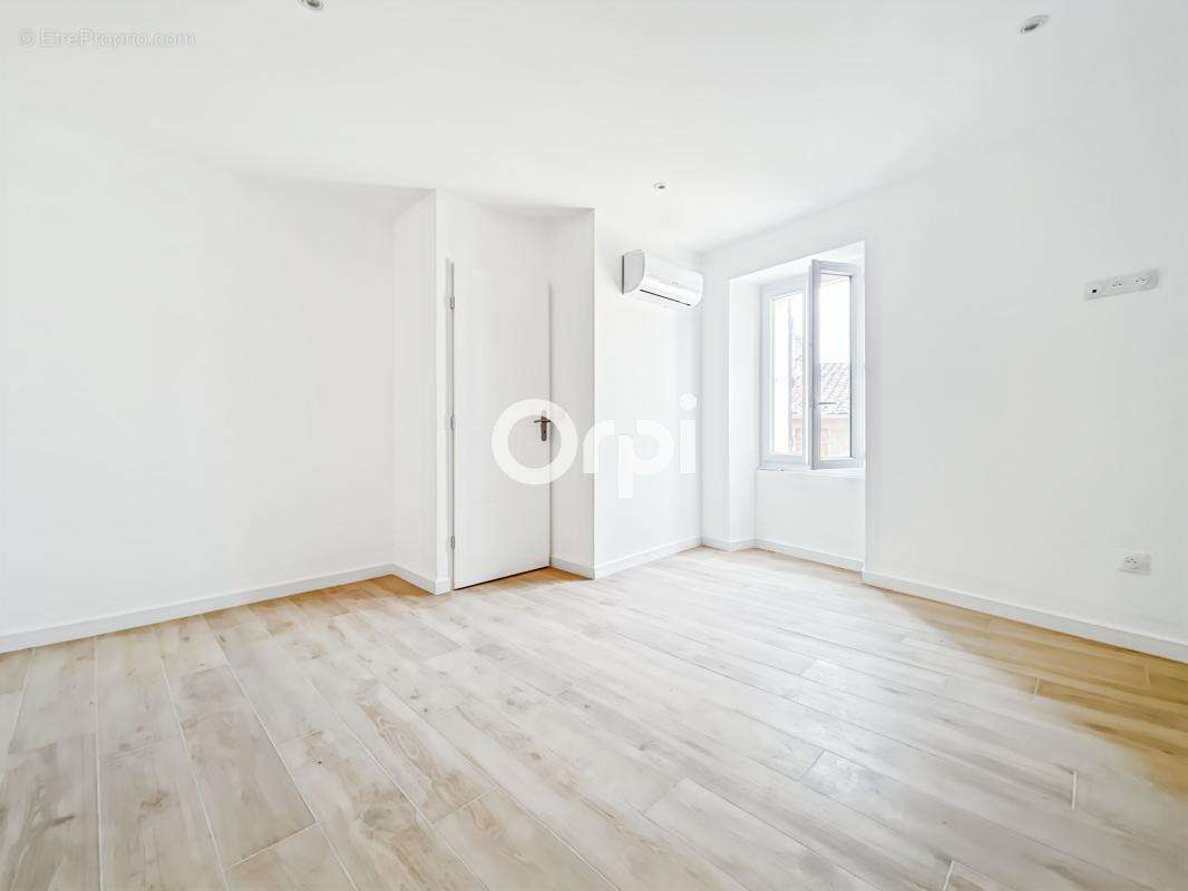 Appartement à CEYRESTE