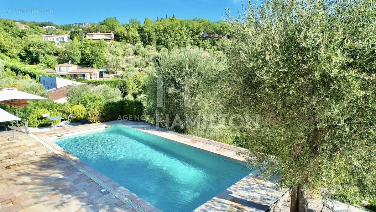 Maison à CHATEAUNEUF-GRASSE