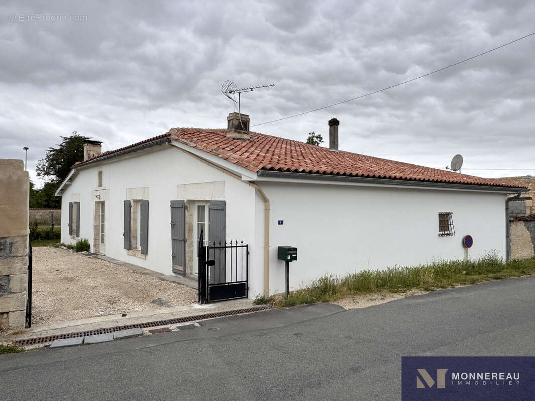 Maison à BARBEZIEUX-SAINT-HILAIRE