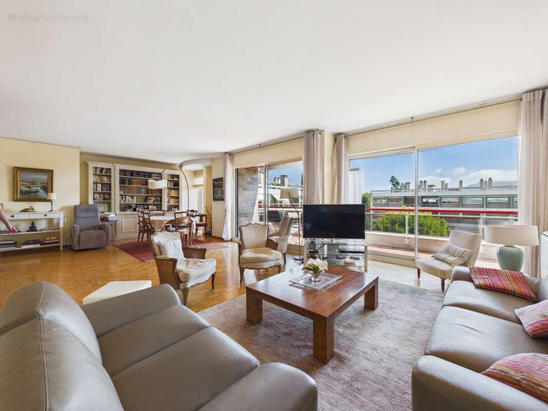 À vendre Appartement T5 de 150 m² au dernier étage avec terrasse à Saint-Giniez MARSEILLE 8E ARRONDISSEMENT - photo 2