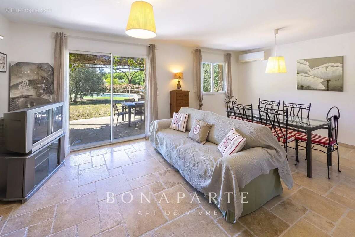 Lorgues - villa de maçon, traditionnelle, de 230m² habitables, sur un terrain de 4297m² + piscine - photo 8