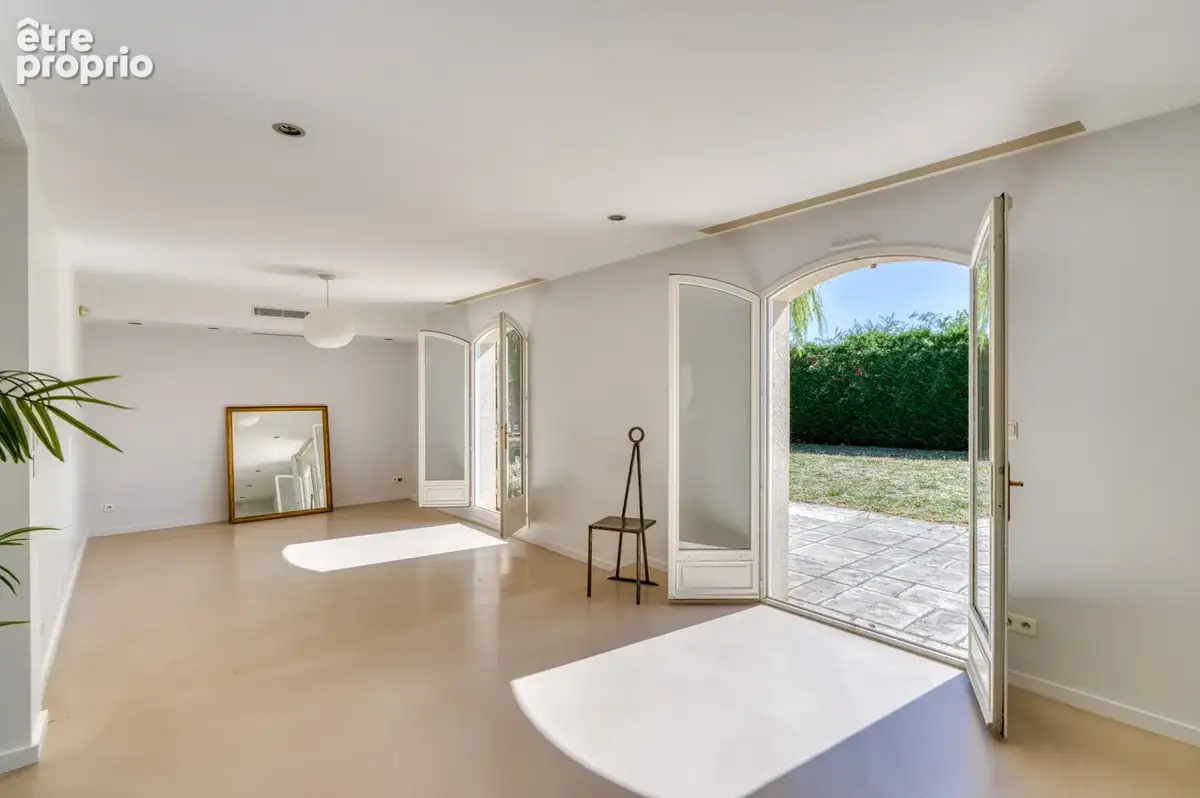Proche commodités et calme pour cette maison climatisée avec piscine et s-sol complet - photo 6
