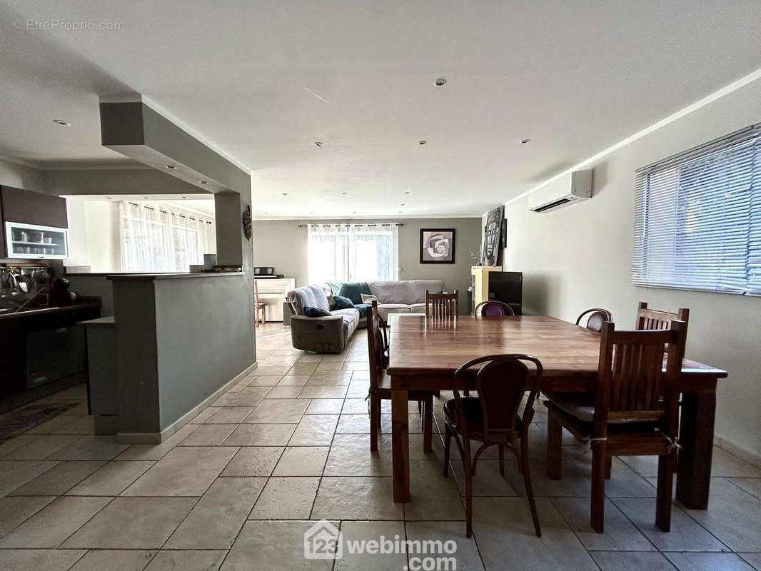 Pièce de vie de 55 m2 - Maison à TALASANI