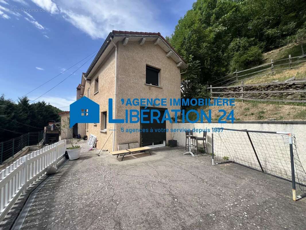 Maison à LE CHAMBON-FEUGEROLLES