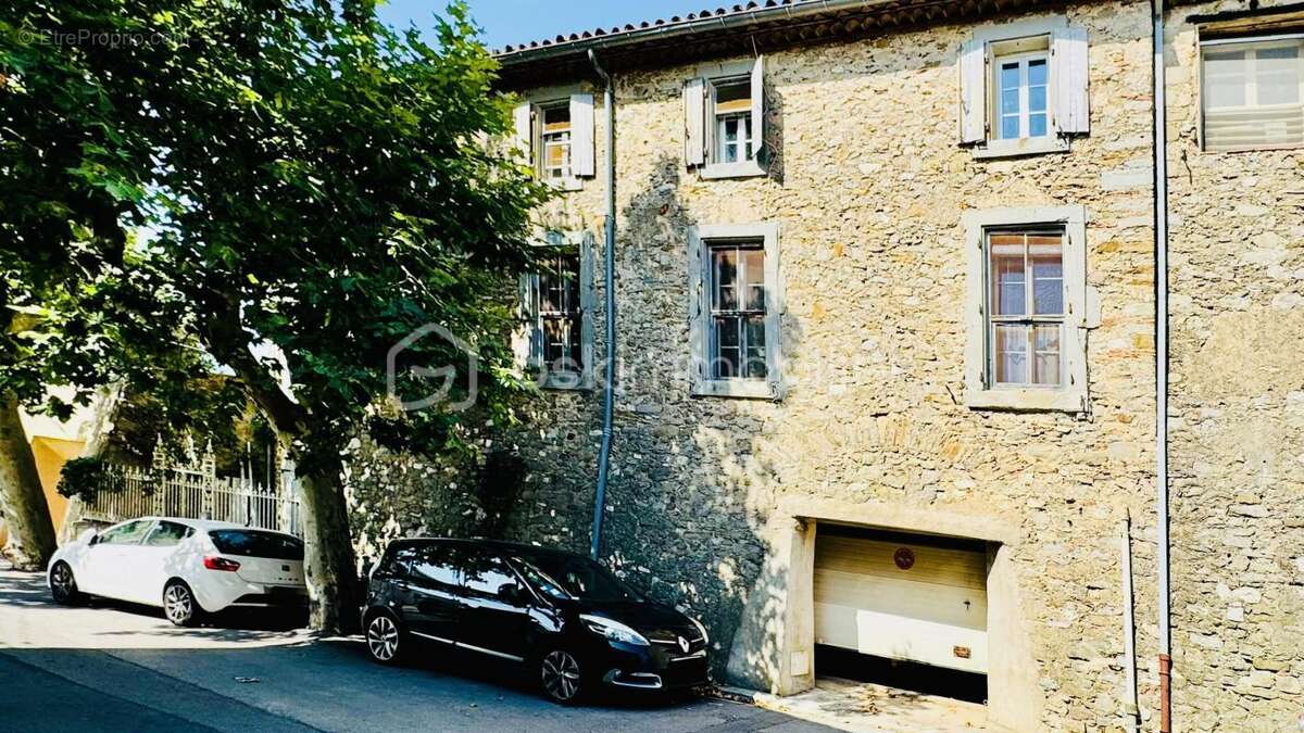 Maison en pierre avec grand bâtiment annexe - photo 16