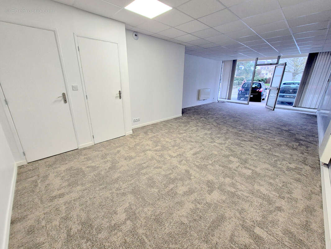 Commerce à LES CLAYES-SOUS-BOIS