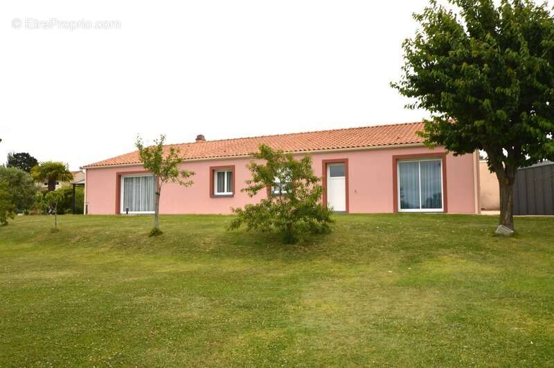DEP (49)  a vendre tres belle maison familliale  6 pièces  plain pied - BOTZ‑EN‑MAUGES · - photo 9