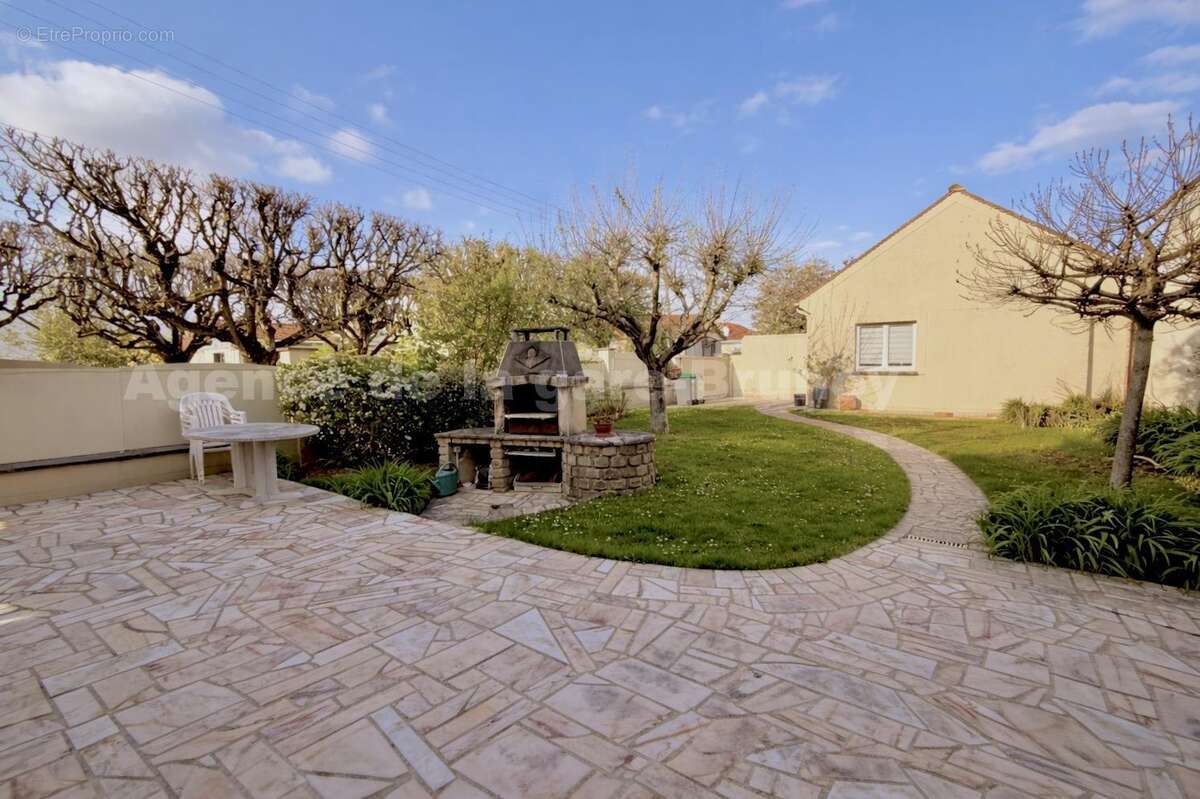 Jardin spacieux avec barbecue en pierre - Maison à BRUNOY