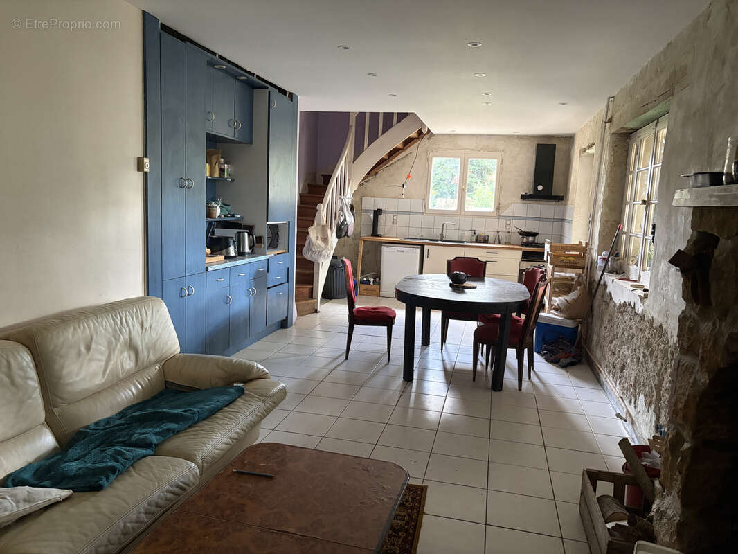 Maison en pierre de 178 m2 avec dépendances et terrain de 4 668 m2 constructible - photo 6