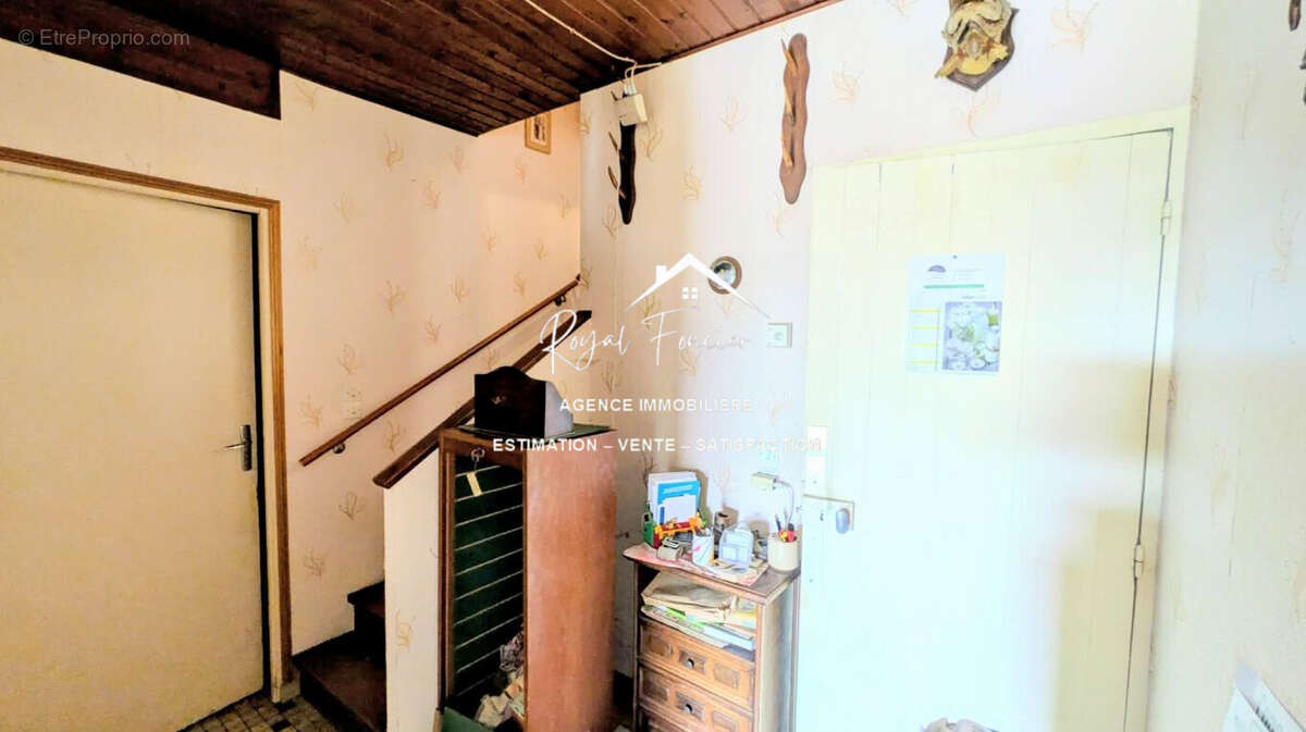 Accès à l'étage - Maison à SAINT-GENEST-D'AMBIERE