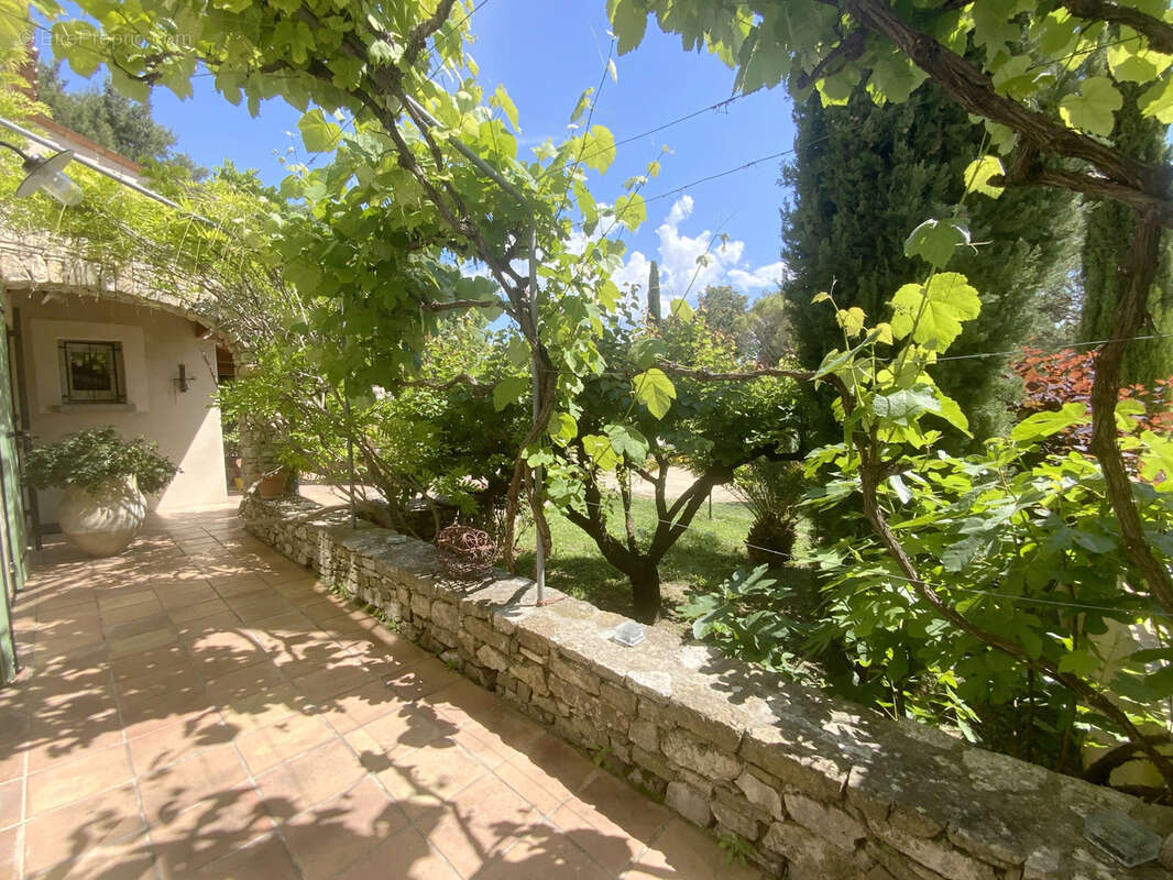 Villa méridionale avec terrain et piscine. - photo 4