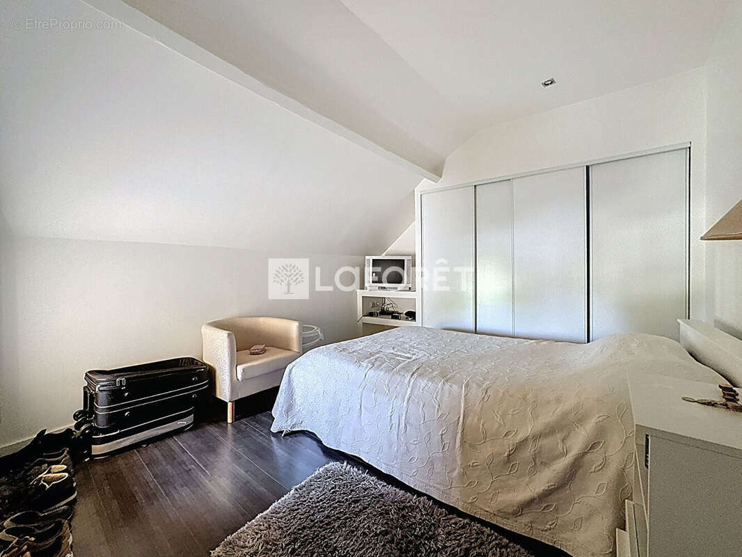 Exclusivité  - Maison rénovée 3 chambres avec cour  et bureaux indépendants - A proximité immédiate de MONSOULT - photo 9