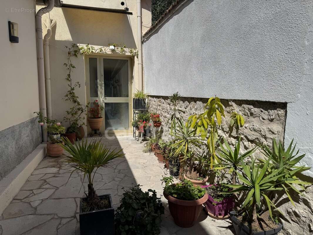 Murs grand local commercial – professions libérales possibles – 164 m² – terrasse / 2 parkings - photo 15