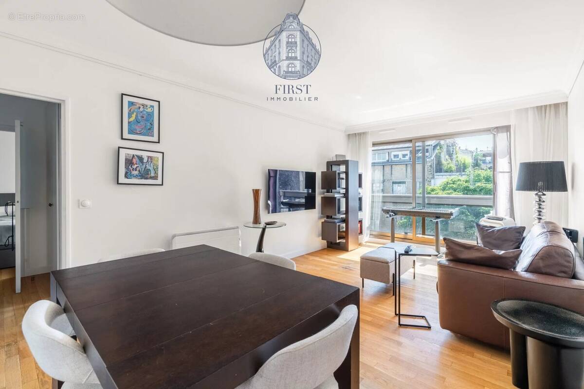 Appartement à PARIS-16E
