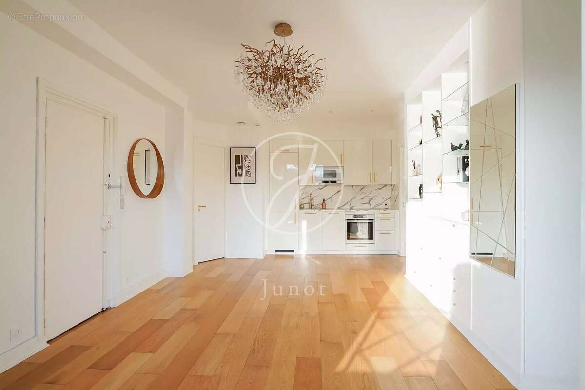 Appartement à PARIS-16E