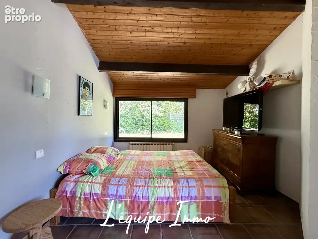 Maison d’architecte de plus de 200 m2 avec piscine sur un terrain de près de 2500 m2 - photo 10