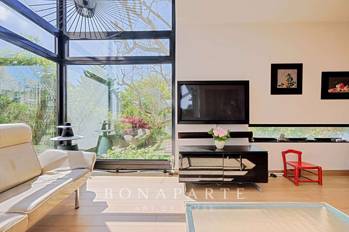 Maison d’architecte – 316 m² habitables – Dépendance indépendante – Piscine intérieure – Sous-sol total – Jardin paysagé de 800  - photo 8