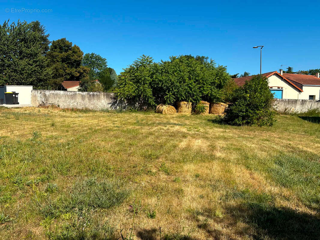 Terrain de 717m2 constructible - photo 2