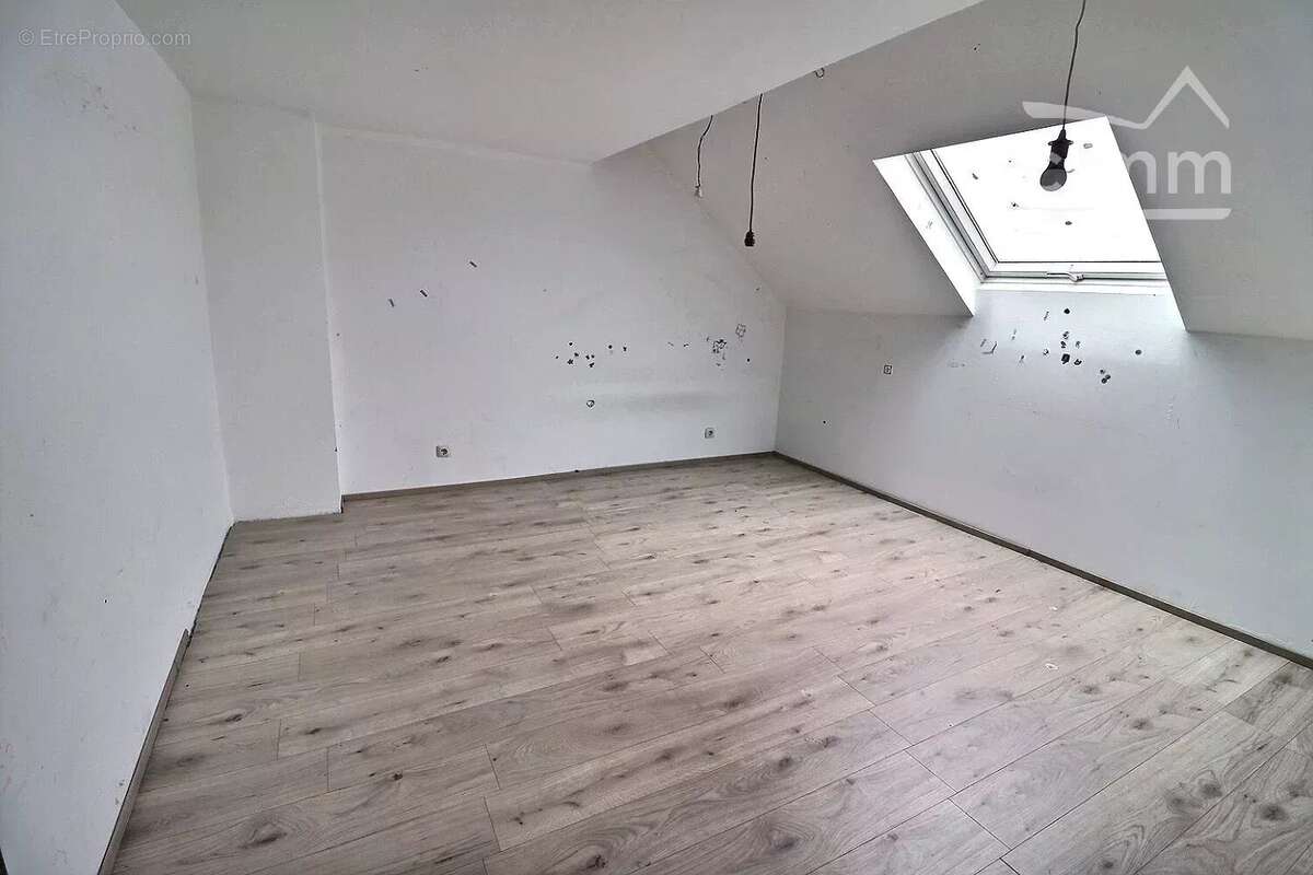 Maison mitoyenne de 200 m² à rénover avec jardin à ALSTING - photo 2