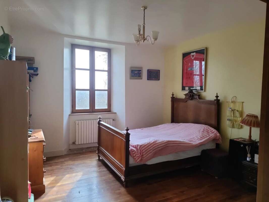 Maison à LES SALLES-LAVAUGUYON