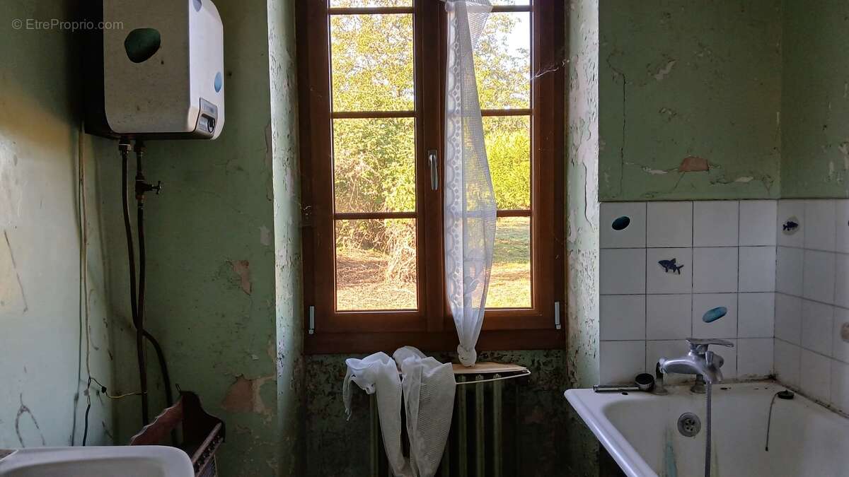 Maison à MONTMOREAU-SAINT-CYBARD