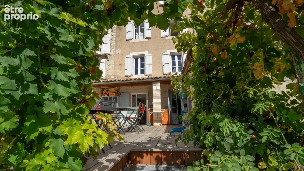 Maison en centre ville de 200 m2 , 5 chambres, cave, local commercial, 2 garages, une dépendance et un jardin - photo 3