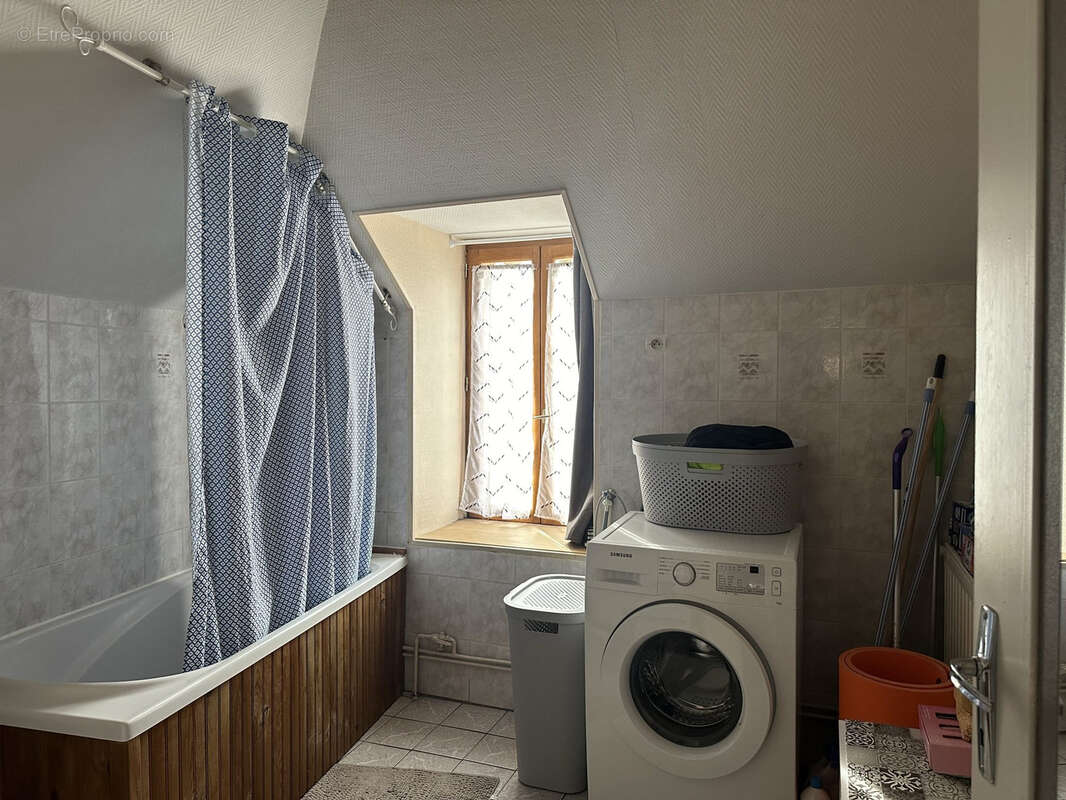 Appartement à AINAY-LE-CHATEAU