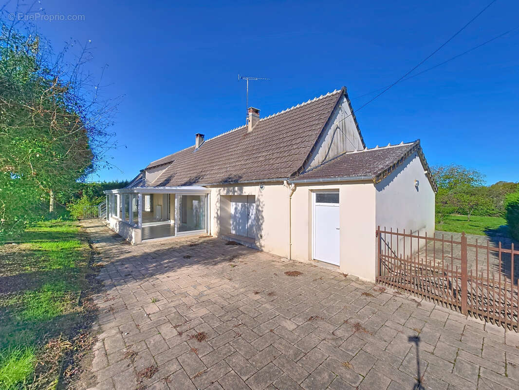 Terrain à NEUILLY-EN-DUN