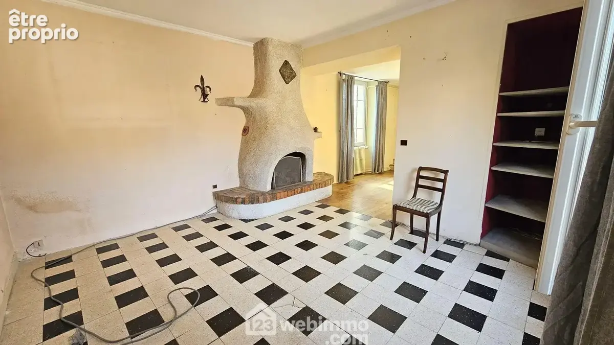 Un séjour avec sa cheminée ouverte.