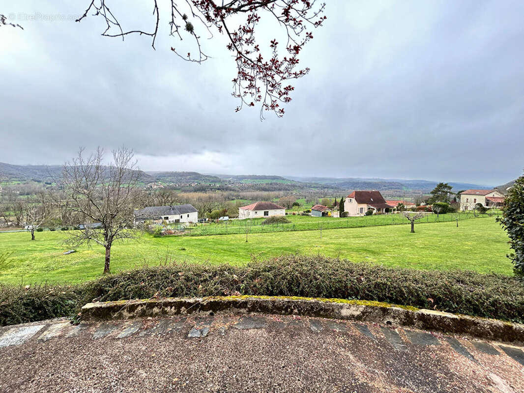 Maison de 180 m² avec vue carte postale. Nombreuses dépendances. - photo 14