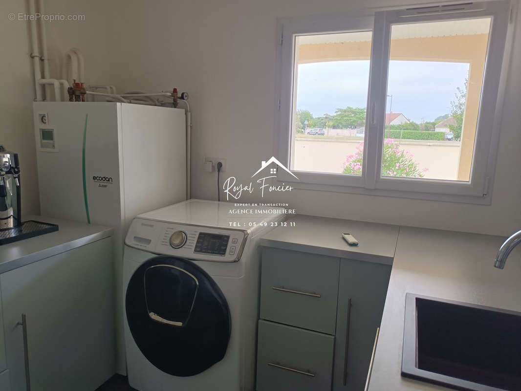 Buanderie - Chaufferie (pompe à chaleur) - Maison à LA CELLE-SAINT-AVANT