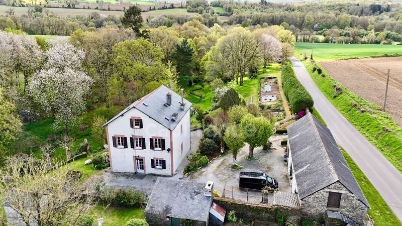 Maison à CLEDEN-POHER