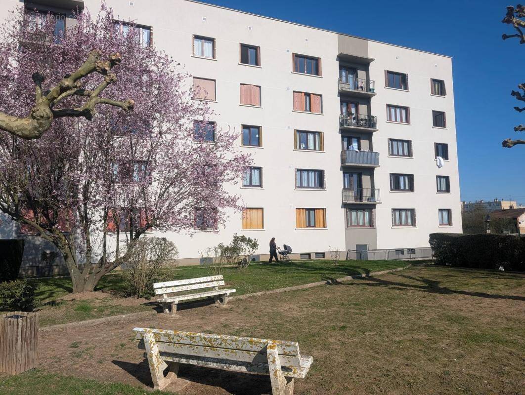 Appartement à LES CLAYES-SOUS-BOIS