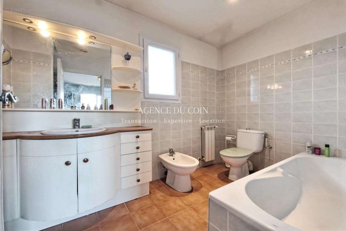 Maison à LE MUY